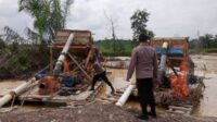 Polsek Kuantan Mudik Musnahkan Enam Rakit PETI di Desa Pantai