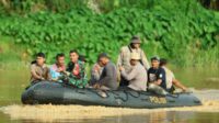 KUANSING – Polres Kuantan Singingi bersama jajaran Polsek Kuantan Tengah kembali melakukan patroli dan pengecekan aktivitas Penambangan Emas Tanpa Izin (PETI) di sepanjang aliran Sungai Kuantan, Senin (29/9/2025). Kegiatan ini dipimpin langsung oleh Kasat Samapta Polres Kuansing, AKP Repriadi SE dan dihadiri Kapolsek Kuantan Tengah, AKP Linter Sihaloho SH MH, 15 personel Polres Kuansing, 5 personel Polsek Kuantan Tengah, 4 personel BKO Ditpolairut Polda Riau, 6 personel BPBD Kuansing serta 7 personel Satpol PP Kuansing. Patroli diawali dengan apel di Tepian Narosa Teluk Kuantan. Dalam arahannya, AKP Repriadi menyampaikan bahwa kegiatan ini merupakan instruksi Kapolres Kuansing untuk memastikan tidak adanya aktivitas PETI. “Sore ini kita laksanakan patroli sesuai perintah Bapak Kapolres Kuansing. Jika ditemukan aktivitas PETI, maka akan dilakukan penegakan hukum sesuai SOP yang berlaku. Selain itu, saya minta seluruh personel tetap menjaga keselamatan dilapangan, mengingat kondisi Sungai Kuantan saat ini sedang tinggi akibat curah hujan,” kata AKP Repriadi. Adapun lokasi yang menjadi sasaran patroli meliputi aliran Sungai Kuantan Desa Pulau Aro, Desa Koto Taluk dan Kenegerian Kari. Dari hasil pengecekan, tidak ditemukan adanya aktivitas PETI. Namun di Desa Pulau Aro, tim menemukan dua rakit bekas PETI yang sebelumnya sudah ditindak beberapa bulan lalu, namun belum dibongkar pemiliknya. Tidak ada pelaku maupun barang bukti yang diamankan dalam kegiatan tersebut. Patroli ini didukung dengan sarana prasarana antara lain dua unit rubber boat milik Polri, satu unit rubber boat milik BPBD, dua unit mobil patroli Sat Samapta, satu unit drone Dit Samapta Polda Riau serta mobil patroli milik Satpol PP dan BPBD Kuansing. Kapolres Kuansing, AKBP R Ricky Pratidiningrat SIK MH melalui Kasat Samapta AKP Repriadi SE menegaskan, pihaknya akan terus melakukan patroli dan langkah penegakan hukum secara konsisten terhadap aktivitas PETI. “Polres Kuansing berkomitmen menjaga kelestarian lingkungan dan mencegah kerusakan yang ditimbulkan oleh aktivitas PETI. Kami tidak hanya melakukan penindakan, tetapi juga mengedepankan pencegahan melalui sosialisasi kepada masyarakat agar lebih peduli terhadap lingkungan,” ujar Kasat Samapta. Kegiatan berakhir sekitar pukul 17.00 WIB dengan apel konsolidasi yang dipimpin Kapolsek Kuantan Tengah. (red)