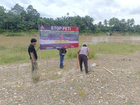 Polres Kuansing Gencarkan Pemasangan Spanduk Stop PETI di Sepanjang Sungai Kuantan